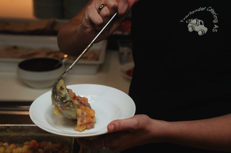 Lapskaus som blir lagt på talerken